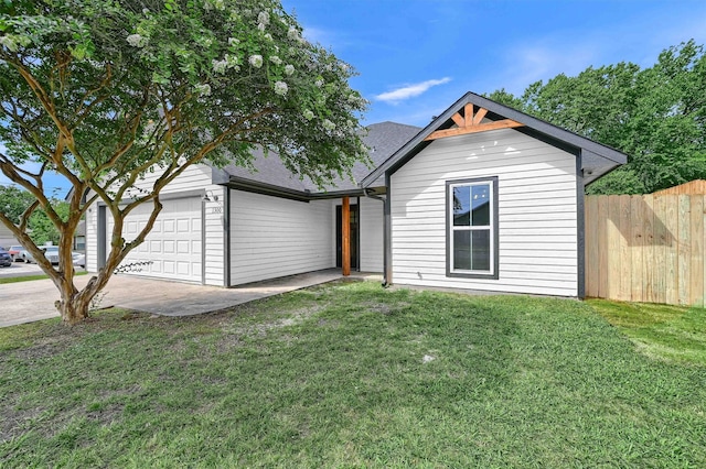 view of front of home featuring a front lawn and a garage