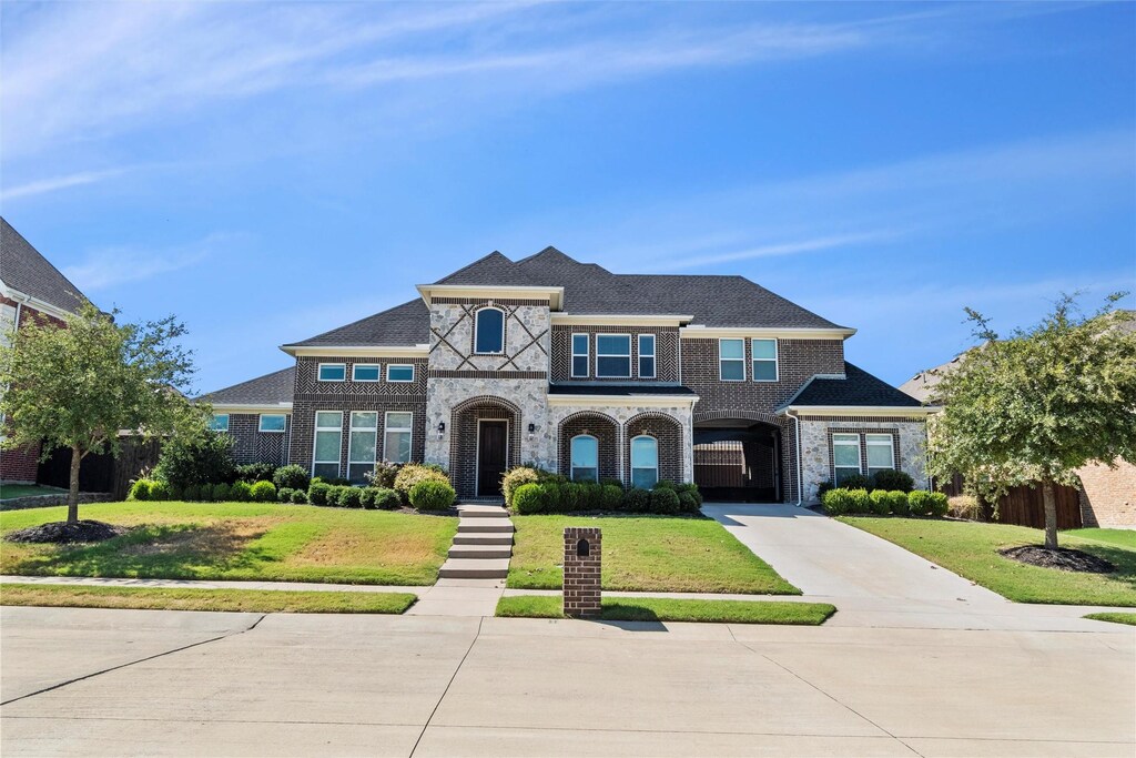 view of front of house with a front yard