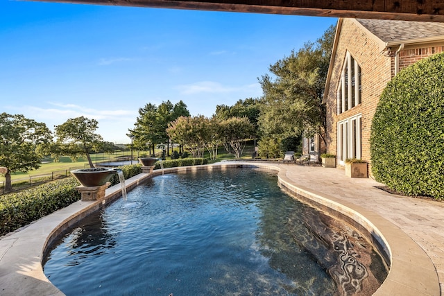 view of pool with pool water feature