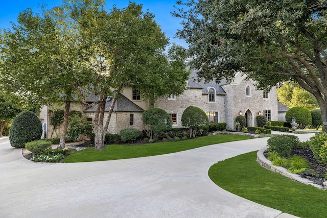 view of front of property with a front lawn