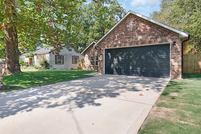 view of front facade featuring a front lawn