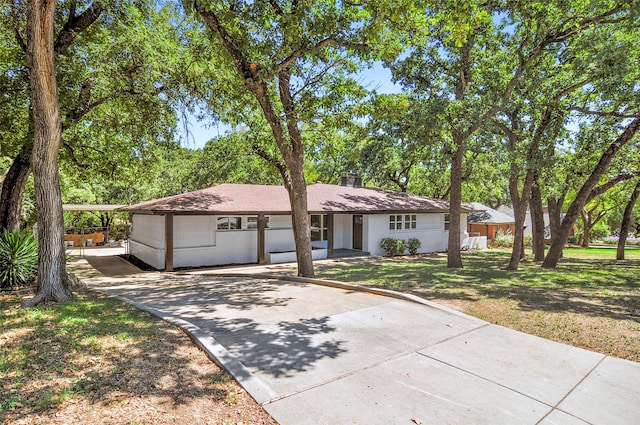 ranch-style home featuring a front lawn