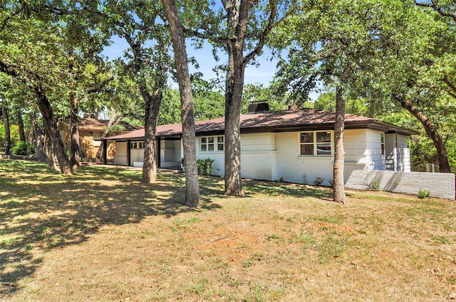 view of front of house featuring a front lawn