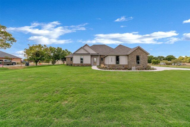 view of front of house featuring a front yard