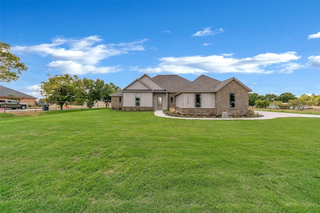 view of front of house featuring a front lawn and fence