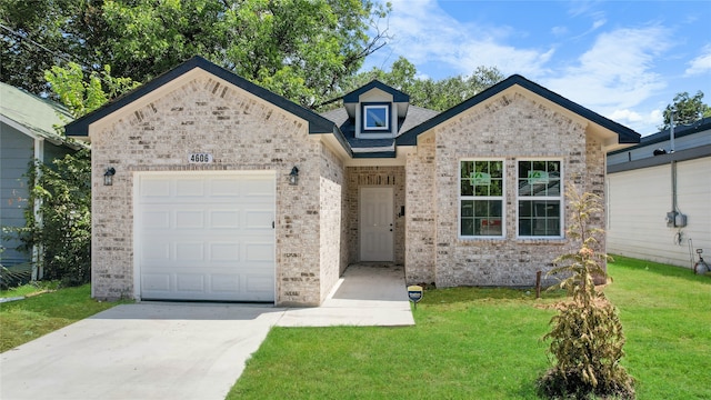 view of front facade featuring a garage and a front yard