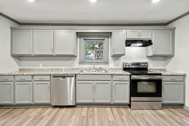 kitchen featuring ornamental molding, stainless steel appliances, sink, and gray cabinetry