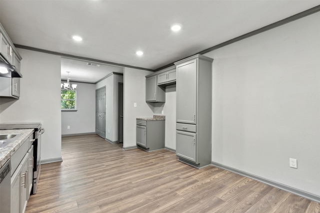 kitchen featuring an inviting chandelier, appliances with stainless steel finishes, light hardwood / wood-style floors, crown molding, and gray cabinets