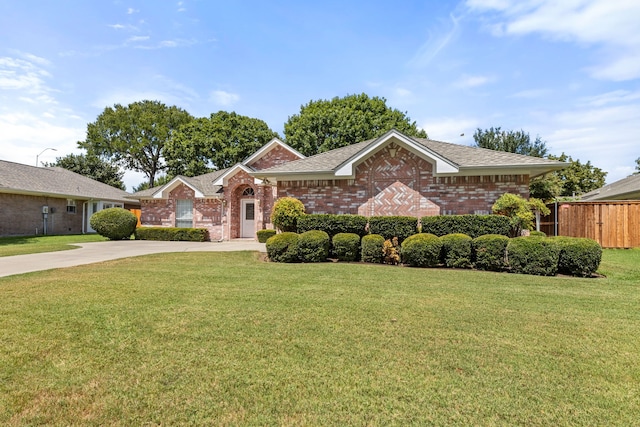 single story home featuring a front lawn