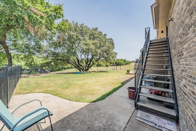 view of yard with a patio