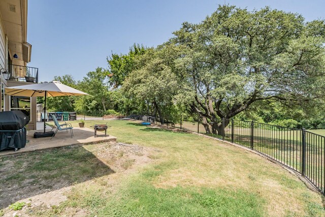 view of yard featuring a patio