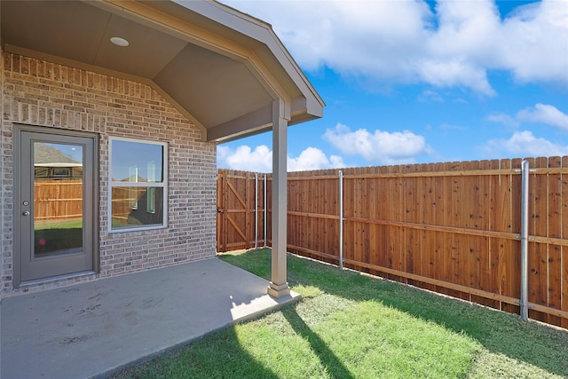 view of yard featuring a patio area