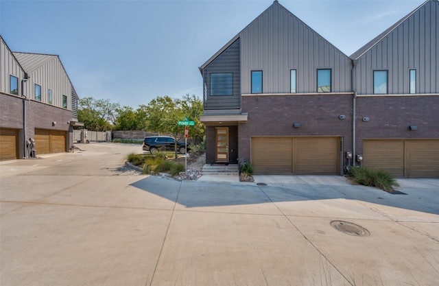 view of front facade featuring a garage