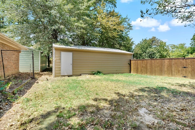 view of yard with a shed