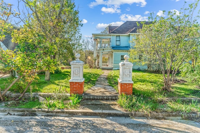 view of front of property featuring a front yard