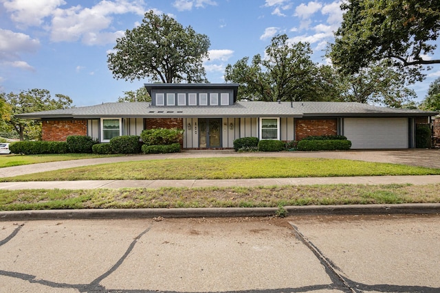 view of front of house featuring a garage and a front yard