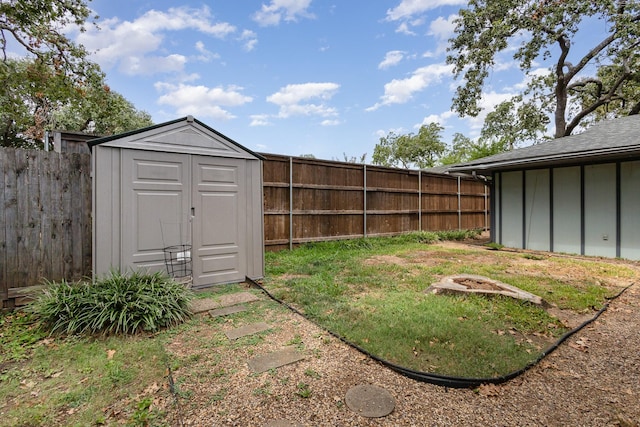 view of yard featuring a storage shed