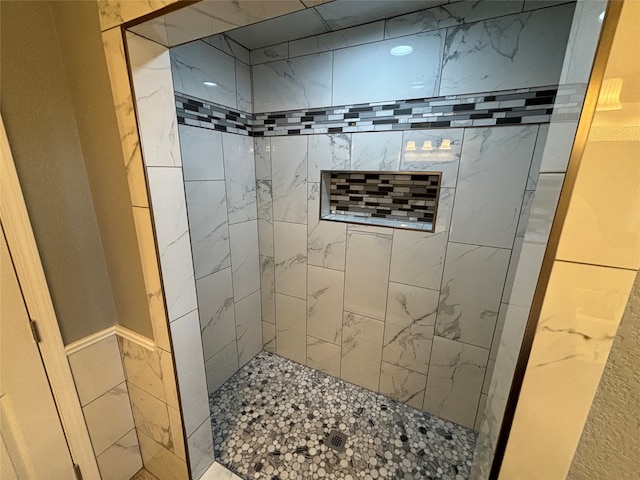 bathroom featuring tiled shower