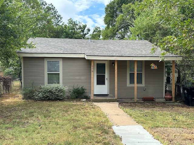 view of front facade featuring a front lawn and a porch