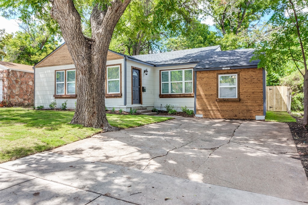 ranch-style home with a front lawn