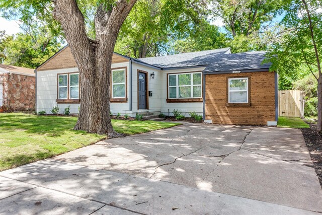 single story home featuring a front yard