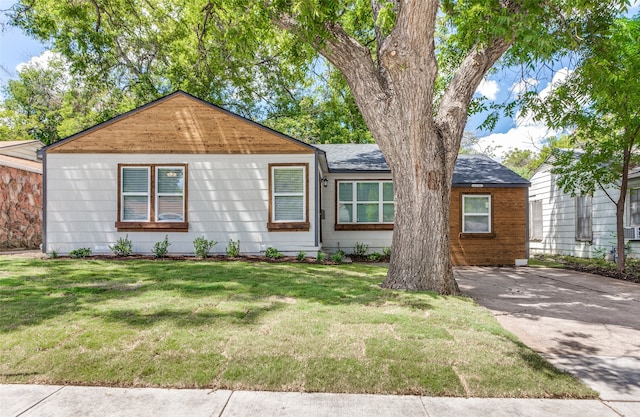 view of front of home featuring a front yard