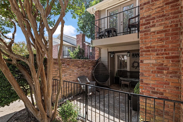 property entrance featuring a balcony