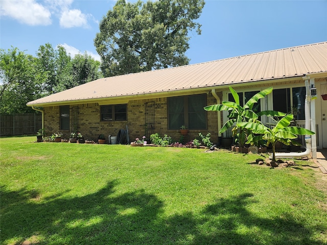 view of front facade featuring a front yard