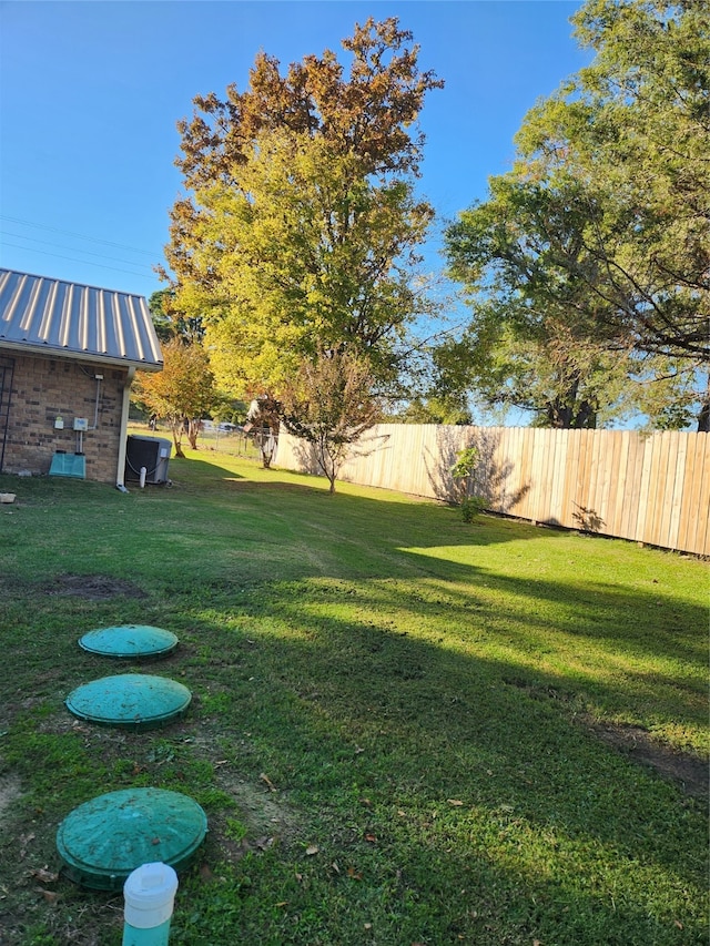 view of yard with an outbuilding