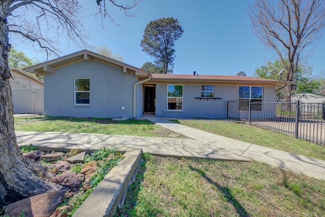 ranch-style house featuring a front lawn