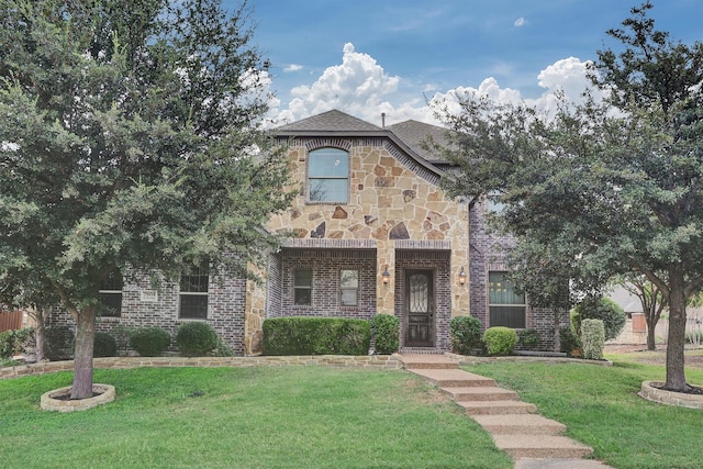 view of front of property featuring a front lawn