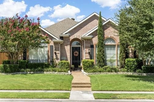 view of front of home featuring a front lawn