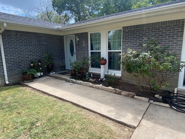 property entrance featuring a yard