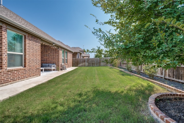 view of yard featuring a patio