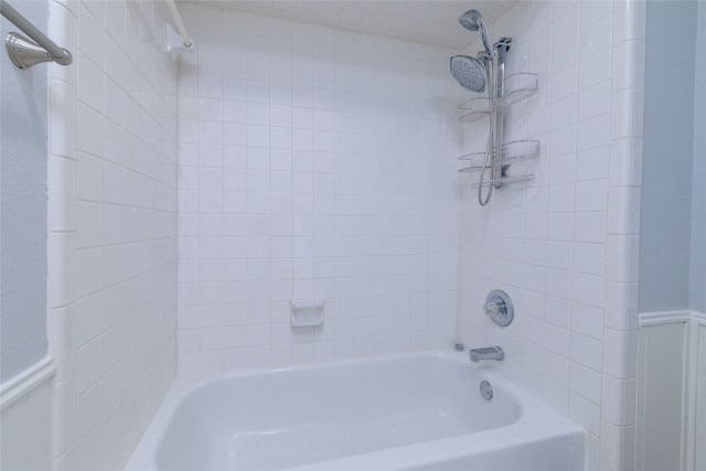 bathroom featuring tiled shower / bath