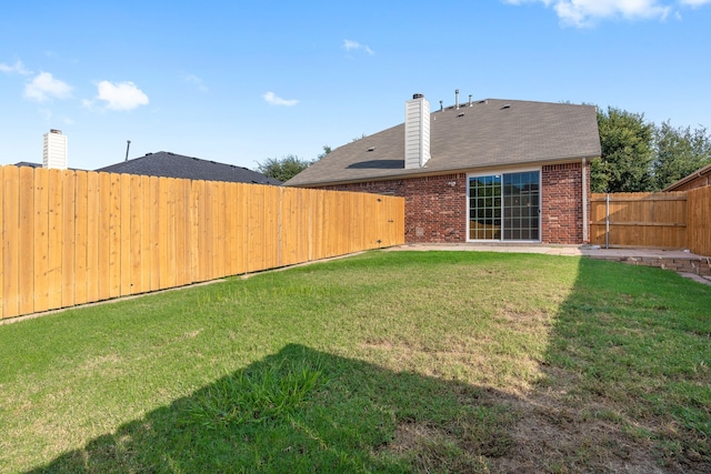 view of yard featuring a patio area