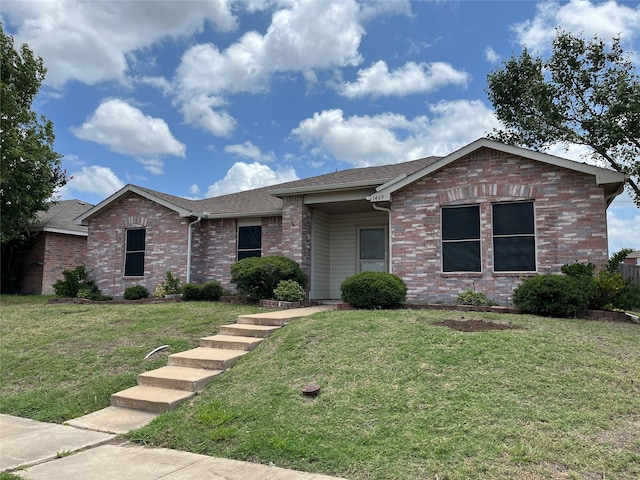 view of front of house featuring a front lawn