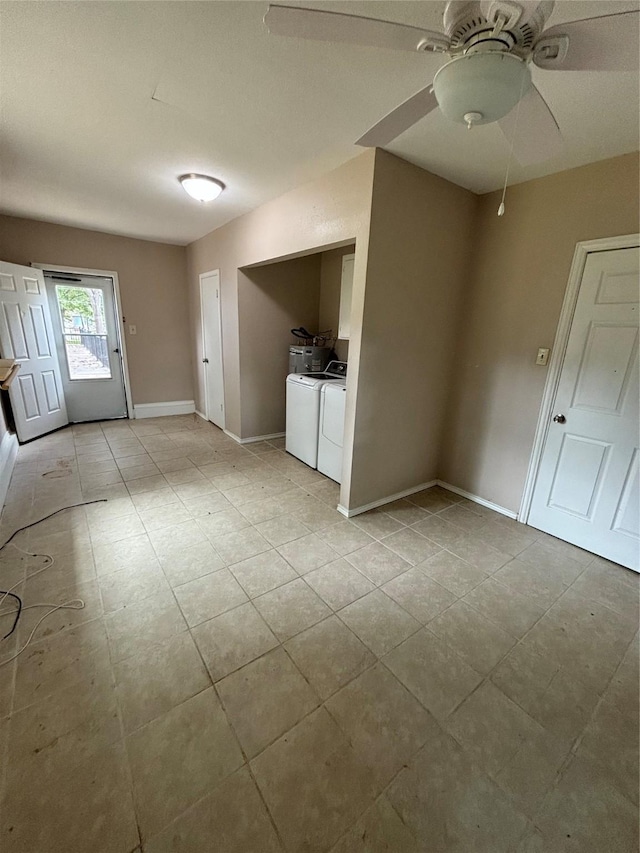 entrance foyer with ceiling fan and independent washer and dryer