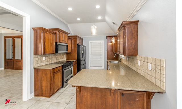 kitchen featuring vaulted ceiling, a kitchen breakfast bar, tasteful backsplash, stainless steel appliances, and kitchen peninsula