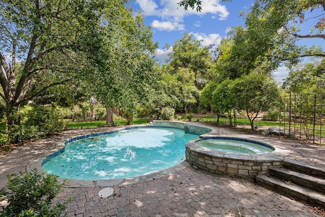 view of pool featuring an in ground hot tub