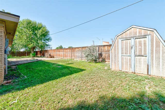 view of yard with a storage unit