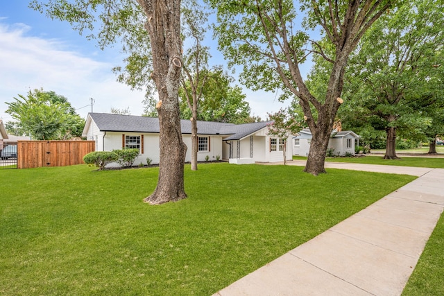 single story home with a front lawn