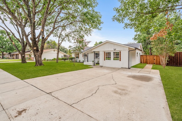 single story home with a front lawn