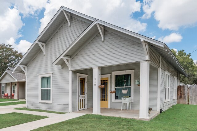 view of front of house with a front lawn