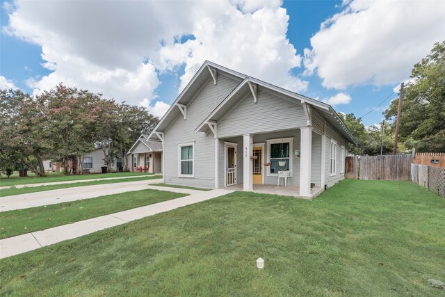 view of front of property featuring a front lawn