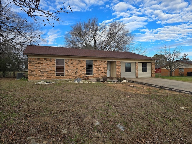 ranch-style house featuring a front lawn