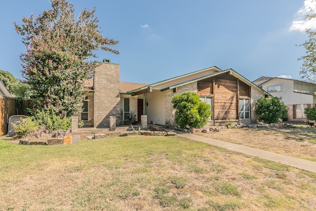 view of front of home featuring a front lawn