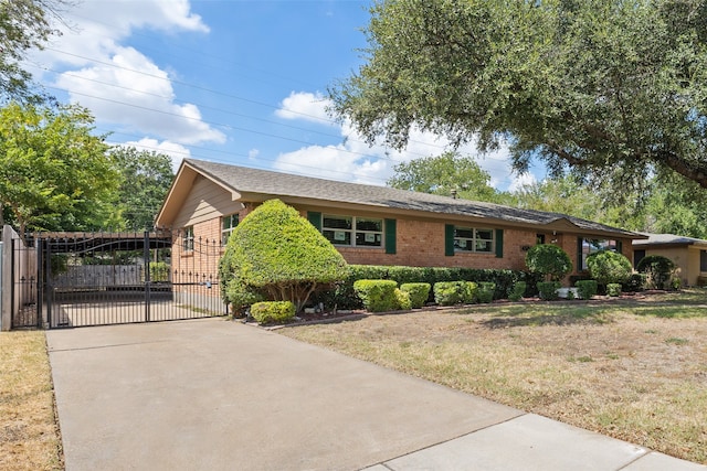 view of front of property featuring a front lawn