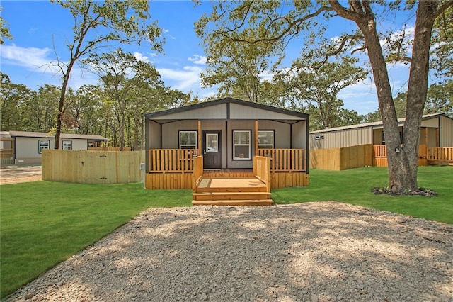 manufactured / mobile home with a front yard