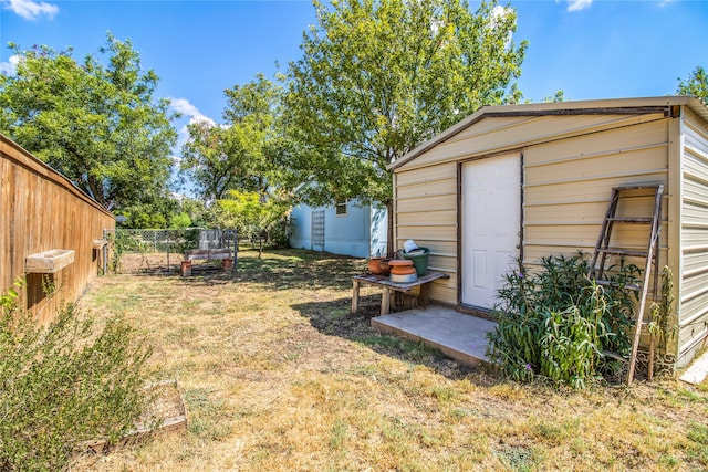 view of yard with a storage shed